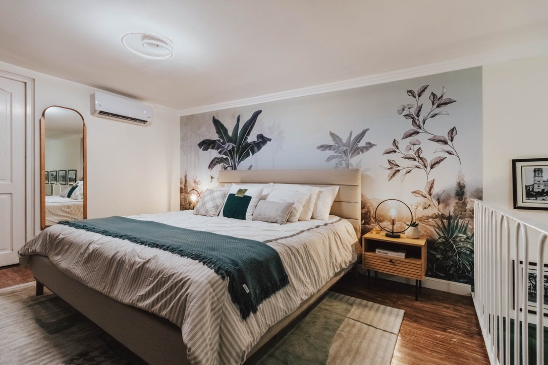 Mezzanine bedroom with king-size bed, Plaza Catedral Loft, Casco Antiguo Panama